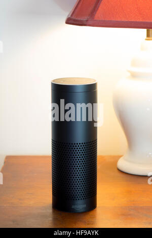 Amazon Echo Alexa eine drahtlose Lautsprecher und Stimme Befehlsgerät, der wartet auf Ihre Befehle Musik abspielen oder beantworten Sie Fragen Stockfoto