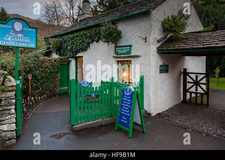 Sarah Nelsons Gingerbread Shop getrimmt mit Weihnachtsbäumen in Grasmere, Lake District, Cumbria Stockfoto