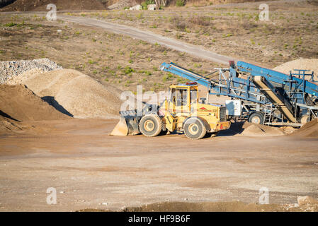 Ronneby, Schweden - 27. Dezember 2016: Dokumentation des Steinbruchs. Gelbe Ljungby Maskin L 15 Frontlader neben industriellen Kies Sichter Maschine in q geparkt Stockfoto