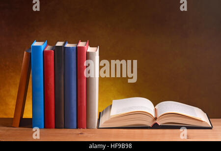 Stapel Bücher auf dem Holztisch Stockfoto