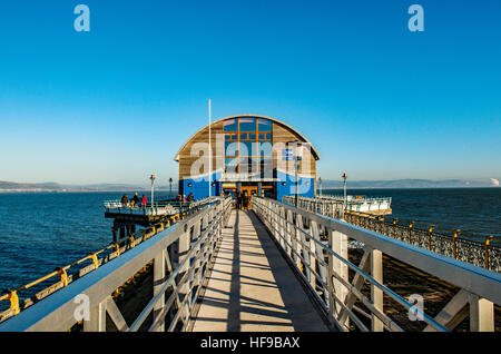 Die neue RNLI Lifeboat Station am Ende der murmelt Pier, Swansea, Südwales an einem sonnigen Wintertag Stockfoto