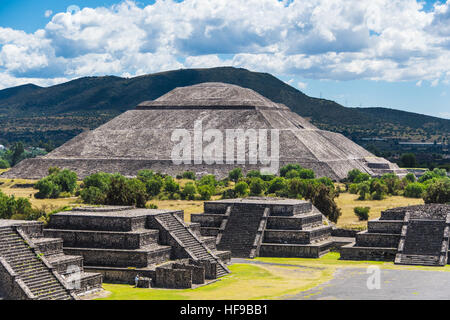 Sonnenpyramide von Pyramide des Mondes an einem sonnigen Tag in Teotihuacan, in der Nähe von Mexiko-Stadt gesehen. Stockfoto