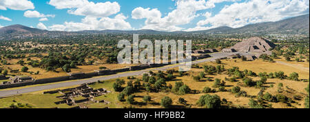 Aerial Panorama der Avenue of the Dead und Mondpyramide in Teotihuacán an einem sonnigen Tag in der Nähe von Mexiko-Stadt. Stockfoto