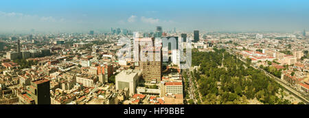 Aerial Panorama von Mexiko-Stadt an einem sonnigen Morgen mit Central Alameda Park auf der rechten Seite. Mexiko-Stadt ist eine Hauptstadt von Mexiko. Stockfoto