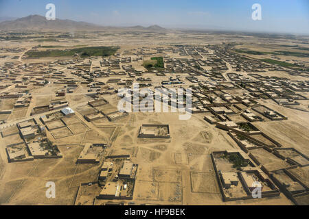 Luftaufnahme von einem afghanischen Dorf aus dem Fenster von einem Sikorsky UH-60 Black Hawk-Hubschrauber mit US-Verteidigungsminister Ashton Carter während seines Besuchs nach vorne Basen 15. September 2013 in Afghanistan. Stockfoto