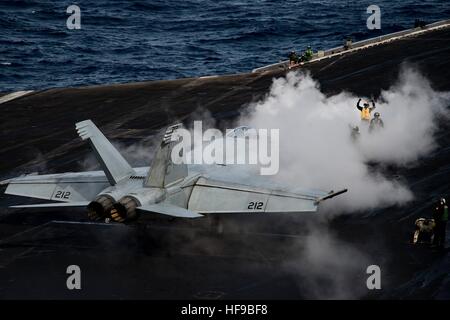 Eine Boeing F/A-18E Super Hornet-Kampfflugzeuge startet aus dem Flugdeck der USN Nimitz-Klasse-Flugzeugträger USS Dwight D. Eisenhower 13. Dezember 2016 im Mittelmeer. Stockfoto