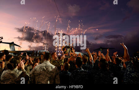 Sänger Flo Rida führt auf der Bühne während der Dreharbeiten des Felsens der Truppen-Konzert veranstaltet von Dwayne, The Rock Johnson auf der gemeinsamen Basis Pearl Harbor-Hickam 22. Oktober 2016 in Pearl Harbor, Hawaii. Stockfoto