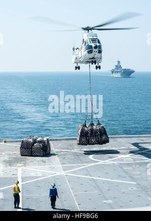 Ein Aerospatiale SA 330J Puma Helikopter liefert Lieferungen auf dem Flugdeck der USN San Antonio-Klasse amphibious Transport Dock Schiff USS Somerset 10. Dezember 2016 im Pazifischen Ozean. Stockfoto