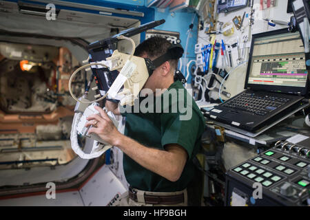 NASA-Expedition nutzt 49-50 erstklassige Crew Mitglied Astronaut Shane Kimbrough ein virtual-Reality-Kopfhörer für kommende Außenbordeinsätze an Bord der internationalen Raumstation ISS 12. Dezember 2016 in der Erdumlaufbahn zu trainieren. Stockfoto