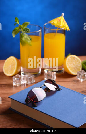 Kalte Limonade in Brille mit einer Sonnenbrille als nächstes Stockfoto