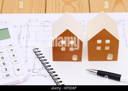 Holzmodell des Hauses und Baupläne, Bauplan Stockfoto