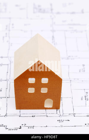 Holzmodell des Hauses auf Baupläne, Bauplan Stockfoto