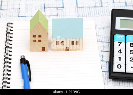 Miniaturmodell des Hauses und Baupläne, Bauplan Stockfoto