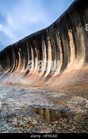 Die ausgestellten Hang des Wave Rock. Die schwarzen Streifen sind durch Algen Verfärbung verursacht Stockfoto