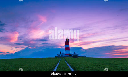 Happisburgh Leuchtturm an der Küste von North Norfolk ist der einzige unabhängig betriebene Leuchtturm in Großbritannien. Stockfoto