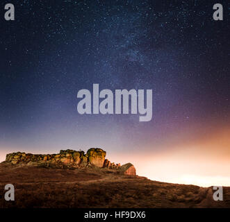 Atemberaubende Astrofotografie über die schöne Kuh und Kalb Felsen in Ilkley, eine Finte Einblick in die unglaubliche Milchstraße Stockfoto