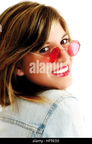 Junge Frau mit rosa Brille Stockfoto