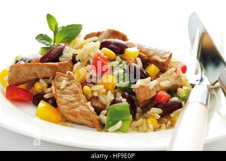 Reisgericht mit Schweinefleisch, Paprika, Kidney-Bohnen, Mais und Langkornreis, Nahaufnahme Stockfoto