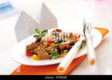 Reisgericht mit Schweinefleisch, Paprika, Kidney-Bohnen, Mais und Langkornreis Stockfoto
