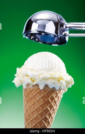 Kugel Vanille-Eis in einer Waffelkegel, Eisportionierer Stockfoto