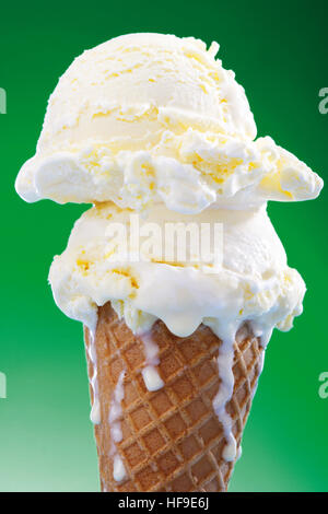 Zwei Kugeln Vanilleeis in eine Waffelhörnchen Stockfoto
