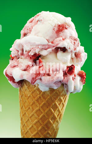 Zwei Kugeln Erdbeer Sorbet in ein Waffelhörnchen Stockfoto