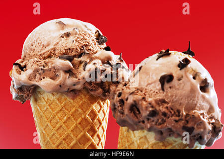 Zwei Schokoladen-Eiscreme Waffel Kegel Stockfoto