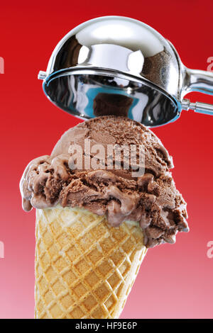 Schokolade Eis in einer Waffelkegel, Eisportionierer Stockfoto