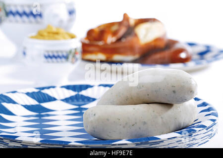 Bayerische Weißwürste auf einen Pappteller, bedruckt mit bayerischen Flaggendesign Stockfoto