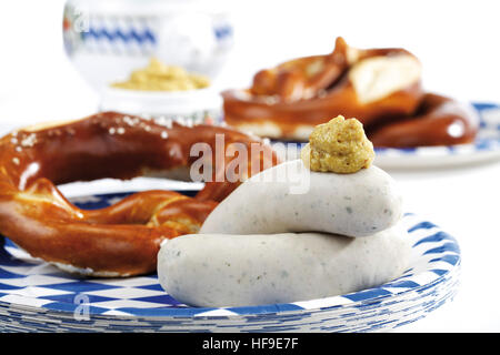 Bayerische Weißwürste mit Senf und Brezeln Stockfoto