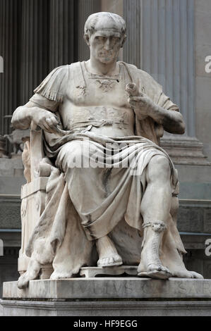 Statue von Julius Caesar, 1900, vor dem Parlament, Wien, Österreich Stockfoto