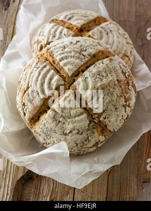 Artisan Sauerteig Vollkorn Brot mit weissen Samen, Mehl von Roggen Stockfoto