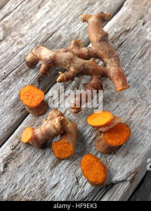 Frische Wurzel von Kurkuma oder Gelbwurz (Curcuma Longa) Stockfoto