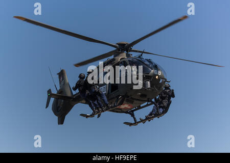 Luzerner Polizei, Luchs Spezialeinheit tun Hubschrauber Übung, EC 635, Rescue Team Abseilen, Schweiz Stockfoto