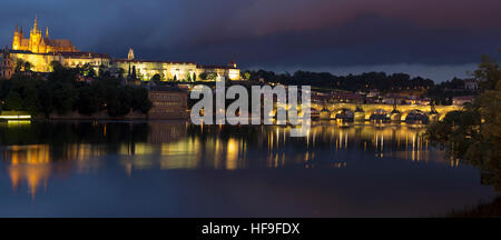 Blick auf die Karlsbrücke und die Prager Burg bei Nacht. Stockfoto