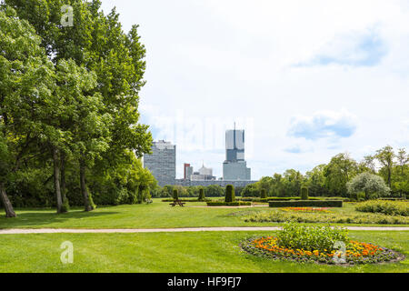 Zeigen Sie auf Vienna international Center an, UNO-City und Bürogebäuden vom Donaupark aus gesehen Stockfoto