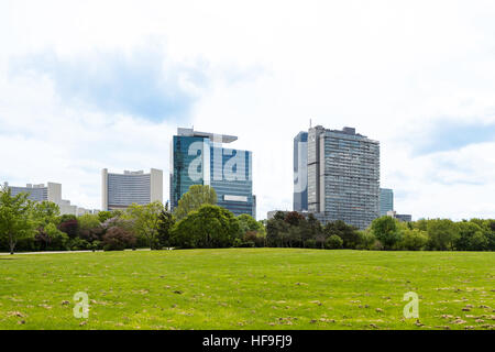 Blick auf Vienna international Center, UNO-City und Bürogebäuden gesehen von Donaupark, Österreich Stockfoto