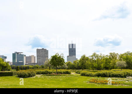 Blick auf Vienna international Center, UNO-City und Bürogebäuden gesehen von Donaupark, Österreich Stockfoto