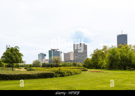 Blick auf Vienna international Center, UNO-City und Bürogebäuden gesehen von Donaupark, Österreich Stockfoto