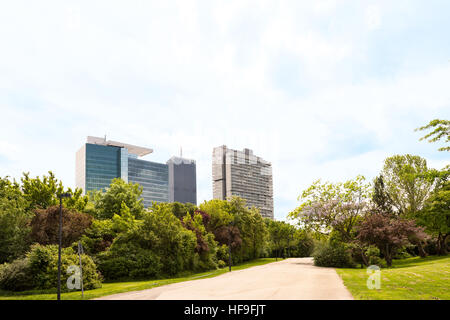 Blick auf Vienna international Center, UNO-City und Bürogebäuden gesehen von Donaupark, Österreich Stockfoto