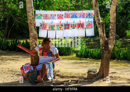 Frau Sticken Tabelle Servietten Souvenirs, außerhalb der Maya-Tempel von Chichen Itza, Yucatan, Mexiko Stockfoto