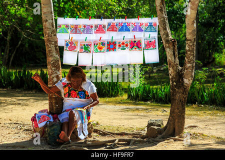 Frau Sticken Tabelle Servietten Souvenirs, außerhalb der Maya-Tempel von Chichen Itza, Yucatan, Mexiko Stockfoto