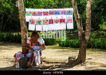 Frau Sticken Tabelle Servietten Souvenirs, außerhalb der Maya-Tempel von Chichen Itza, Yucatan, Mexiko Stockfoto