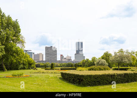 Zeigen Sie auf Vienna international Center an, UNO-City und Bürogebäuden vom Donaupark aus gesehen Stockfoto