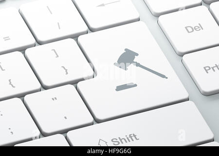 Begriff: Hammer auf Computer Tastatur Hintergrund Stockfoto