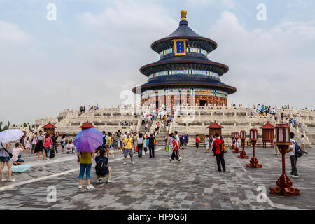 Masse der Touristen an der Temple of Heaven in Peking nach einem vorbeifahrenden Regen Sturm Stockfoto