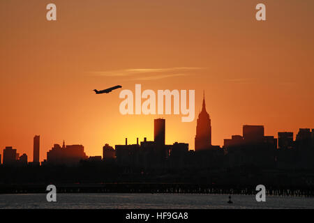 Silhouette des Jet ausziehen über die Skyline von Manhattan, New York, NY, USA Stockfoto