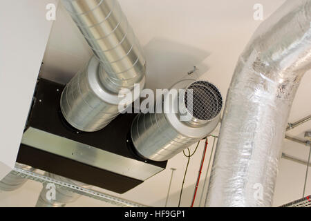 Deckenkonstruktion und Klimaanlage Rohre im Rohbau Stockfoto, Bild