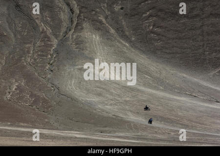 Zwei Motorräder auf magnetischen Hügel in Leh, Ladakh, Indien Stockfoto