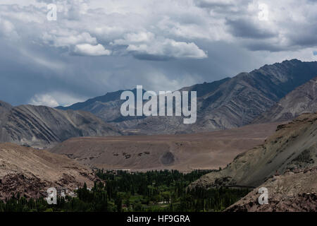 Ladakh-Landschaft zeigt menschliche Siedlung und Himalaya-Gebirge im Hintergrund Stockfoto